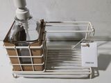 un distributeur de savon et beaucoup de savon dans un panier