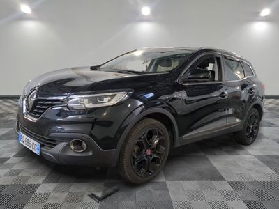 la voiture noire est garée sur un sol en damier dans le garage