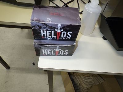 une boîte de café « Hello's » posée sur une table à côté d'une bouteille d'eau
