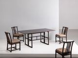 trois chaises et une table dans une pièce aux murs blancs