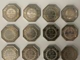 gros plan d'un paquet de pièces de monnaie posé sur une table
