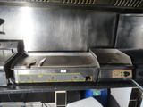 une cuisinière posée sur une étagère dans une cuisine