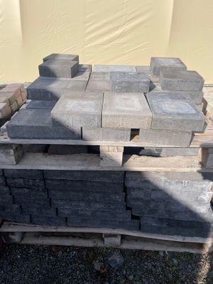 une pile de briques posée sur une palette