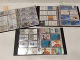 trois chemises contenant différents types de cartes de visite posées sur une table