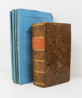 trois livres sont empilés sur une surface blanche