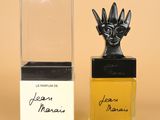 l'image d'un flacon de parfum à côté d'une boîte de parfum