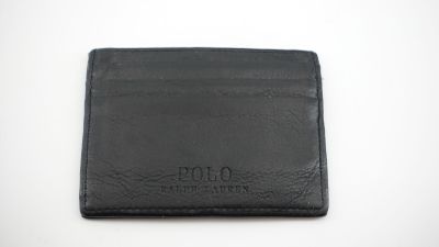 un portefeuille en cuir noir posé sur une table blanche