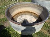 quelqu'un projette une ombre sur le sol depuis un grand pot