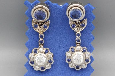 Paire de pendants d’oreilles en or ornés d’un saphir retenant un motif