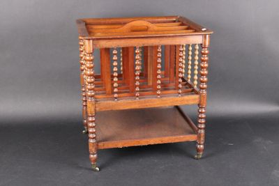 une petite table en bois sur laquelle se trouve un porte-revues