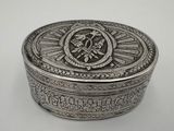 boîte ancienne en argent avec un motif décoratif sur le couvercle