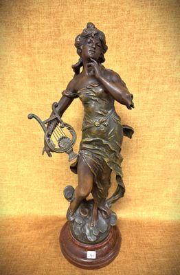 statue en bronze représentant une femme tenant une harpe, posée sur un socle en bois