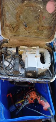 une valise contenant des outils, posée sur une table