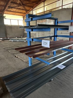 un banc qui se trouve au milieu d'un bâtiment
