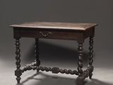 une petite table avec un plateau en bois posé sur un socle gris