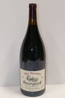 une bouteille de vin posée sur une table
