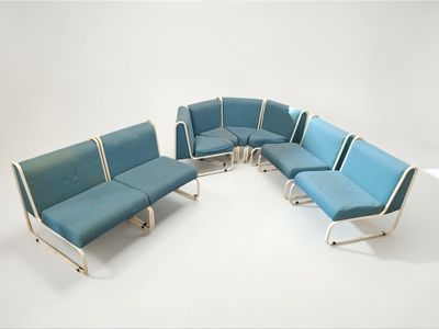 Ensemble de huit fauteuils tubulaires blancs et garniture de…