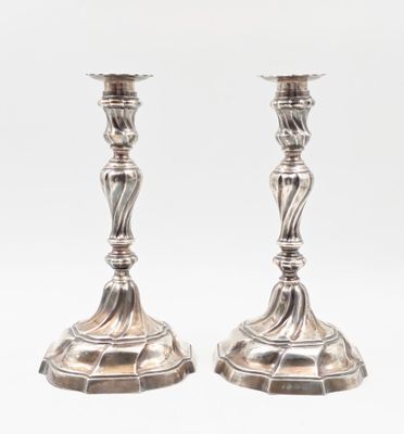 paire de chandeliers en métal argenté