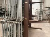 une grande pile de tuyaux métalliques dans un entrepôt