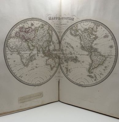 un livre ouvert sur lequel figure une carte du monde