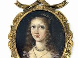 portrait d'une femme dans un cadre doré orné d'un nœud