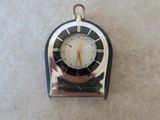 une petite horloge posée sur une table