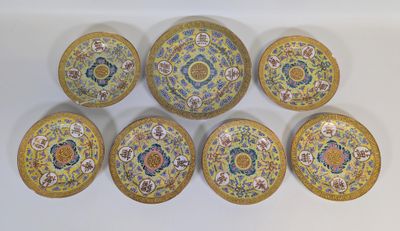 un ensemble de six bols chinois « cloise » avec leurs couvercles