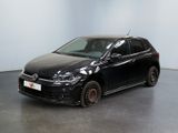 La Volkswagen Golf noire est garée dans une grande pièce.