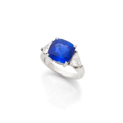 BAGUE retenant un saphir coussin de 8 carats (égrisures) épa…