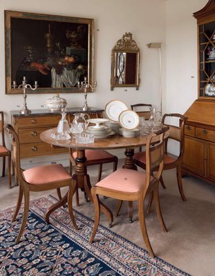 une salle à manger avec une table, des chaises et un vaisselier