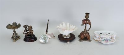 un grand nombre d'objets différents posés sur une table