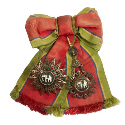 une écharpe rouge et verte ornée de deux broches