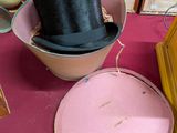 un chapeau et une horloge posés sur une table