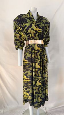 une robe à imprimé camouflage vert et noir posée sur un mannequin