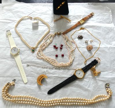 de nombreux types de bijoux disposés sur une table