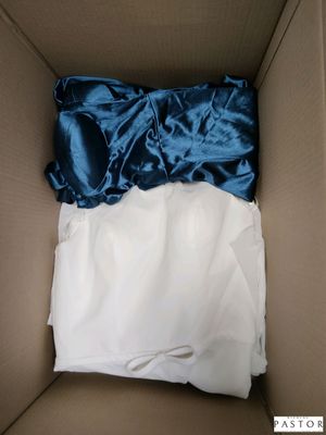 une boîte contenant des feuilles blanches et bleues