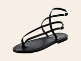une paire de sandales noires sur fond blanc