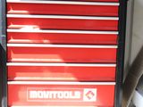 une boîte à outils rouge sur laquelle se trouvent de nombreux outils