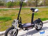 un scooter garé sur le bord de la route
