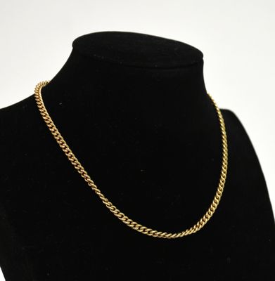 un collier à chaîne en or sur un mannequin mannequin mannequin mannequin mannequin mannequin mannequin mannequin mannequin mannequin