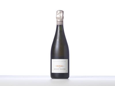 la bouteille de vin est posée sur la table