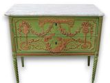 une commode verte et dorée avec un plateau en marbre