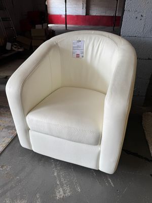 une chaise blanche qui se trouve dans une pièce