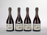 trois bouteilles de vin posées l'une à côté de l'autre sur une table