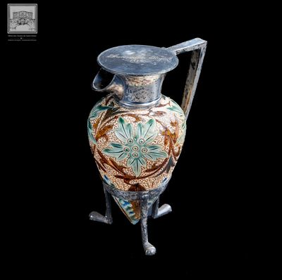 un vase posé sur un socle, sur fond noir