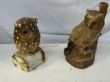 une paire de figurines de chouettes posées l'une sur l'autre sur une table