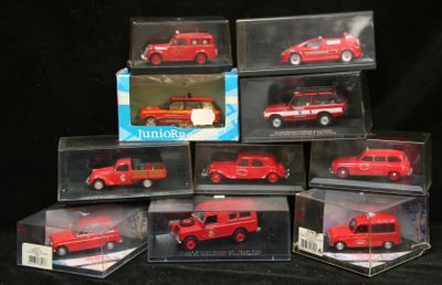 six petites voitures rouges dans une vitrine sur fond noir