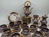 de nombreux types de tasses à café et de soucoupes sur la table