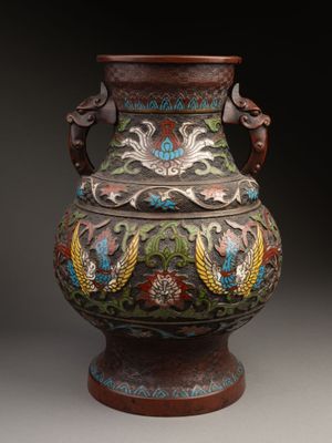 CHINE - XXe siècle. VASE à deux ans à décor la scène de tige…