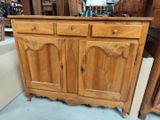 une armoire en bois à deux tiroirs et deux portes